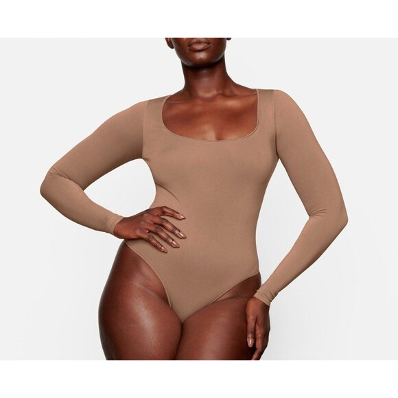 Skims Essential Long Sleeve Scoop Neck Bodysuit - Picture 2 of 3